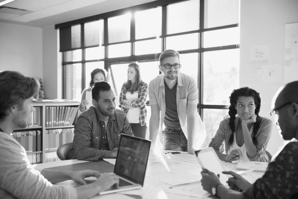 Diversse Team von Menschen im Büro am Computer